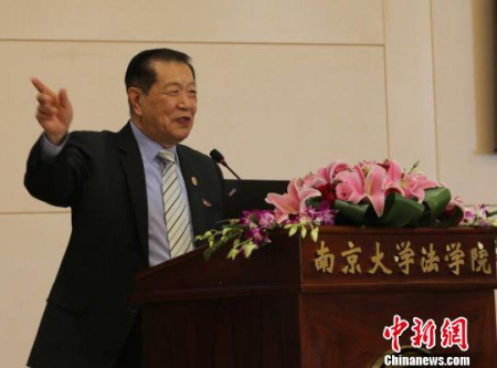 “當(dāng)代福爾摩斯”李昌鈺獲授南京大學(xué)名譽(yù)教授稱號(hào)?！≠苤悟E 攝