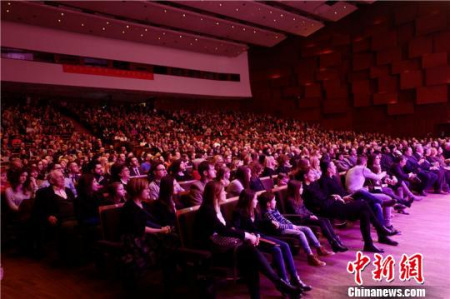 圖為寧波演藝集團(tuán)巡演時(shí)克羅地亞里西斯大劇院座無(wú)虛席 寧波市演藝集團(tuán)供圖 圖為寧波演藝集團(tuán)巡演時(shí)克羅地亞里西斯大劇院座無(wú)虛席 寧波市演藝集團(tuán)供圖