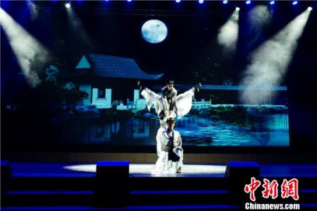 圖為寧波演藝集團(tuán)歐亞四國(guó)“歡樂(lè)春節(jié)”巡演中《水墨天一》舞蹈 寧波市演藝集團(tuán)供圖 圖為寧波演藝集團(tuán)歐亞四國(guó)“歡樂(lè)春節(jié)”巡演中《水墨天一》舞蹈 寧波市演藝集團(tuán)供圖