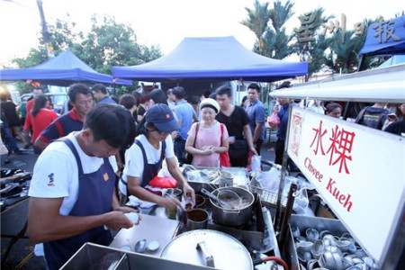 義興水粿一開檔顧客就陸續(xù)上門光顧，訪談中何修萬(左一起)和朱燕妮都一直忙得不可開交。