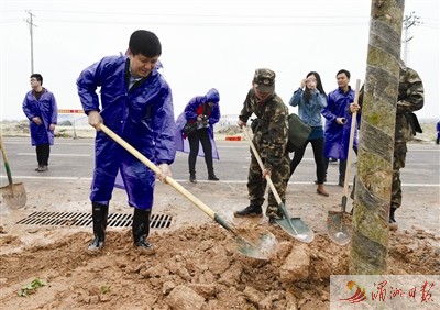 莆田市長李建輝參加義務(wù)植樹勞動。