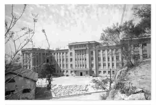 華僑大學(xué)醫(yī)療系在廈門辦學(xué)期間的教學(xué)大樓，現(xiàn)為廈門第一醫(yī)院辦公樓。(<a target='_blank' >中新社</a> 陳一能 攝)