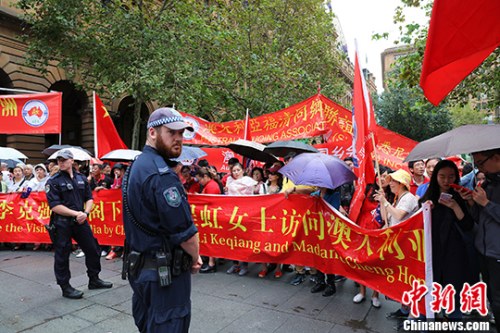 中國(guó)總理李克強(qiáng)3月24日抵達(dá)悉尼，受到當(dāng)?shù)厝A人的熱情歡迎。 <a target='_blank' >中新社</a>記者 賴海隆 攝