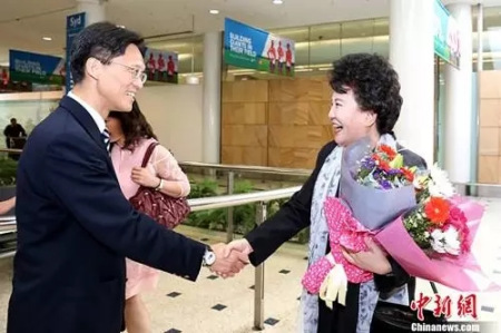 22日，國僑辦主任裘援平抵達(dá)悉尼，中國駐悉尼總領(lǐng)事館總領(lǐng)事到機(jī)場(chǎng)迎接。
