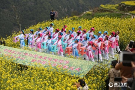 小朋友們?cè)诨ê＠锢收b節(jié)目《弟子規(guī)》。