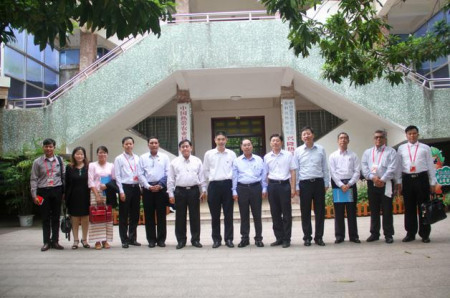 考察團(tuán)合影。