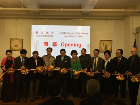 劉亞諫(左二)畫展開幕，劉坤澎(左三)擔(dān)任策展人。(美國《世界日報》/高夢梓 攝)