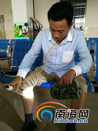 萬寧市南橋鎮(zhèn)衛(wèi)生院副院長陳雄演示“人誘”抓蚊。南海網(wǎng)記者 高鵬 攝