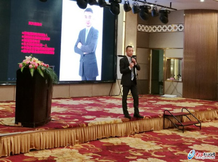 資源整合策略營(yíng)銷專家劉大銘講授微電商營(yíng)銷技巧。