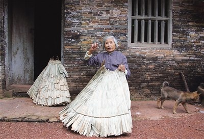 蓑衣阿婆龐學(xué)英。