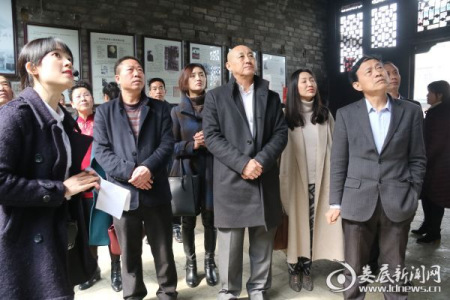 王鐵夫一行考察鐸山鎮(zhèn)謝冰瑩故居僑務文化交流基地