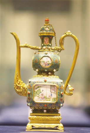 金胎嵌畫琺瑯執(zhí)壺。