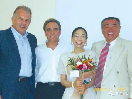 李成貴與卡贊扎基市長(zhǎng)（左一）等在作家的博物館合影。（希臘《中希時(shí)報(bào)》）