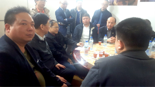 曹華欽主任、陳少奇會長、領(lǐng)事部專員等在華人維權(quán)中心商議。(《歐洲時報》/孔帆 攝)