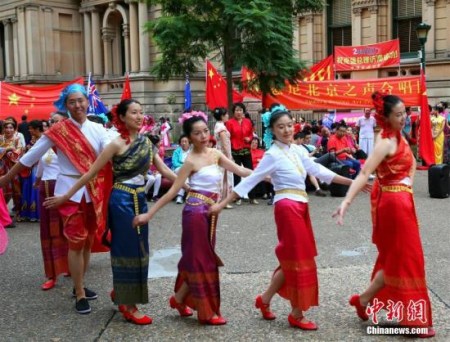 中國總理李克強(qiáng)3月25日出席在悉尼市政廳舉行的澳大利亞僑界歡迎宴會。圖為當(dāng)?shù)厝A人在市政廳附近載歌載舞，表達(dá)歡迎之情。<a target='_blank' >中新社</a>記者 賴海隆 攝 