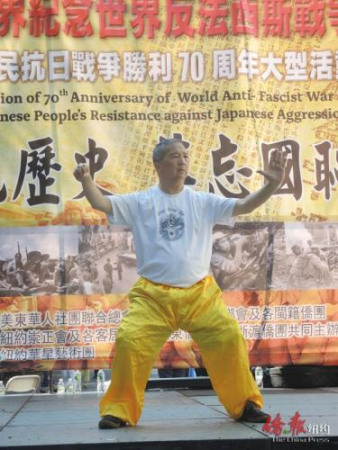葉永康師父展示功夫。