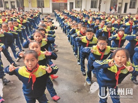 學(xué)生做操，配上丑角表情。