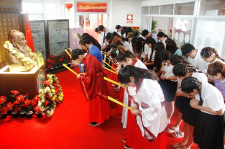 身著漢服的泰國學(xué)生向孔子施禮祭拜。