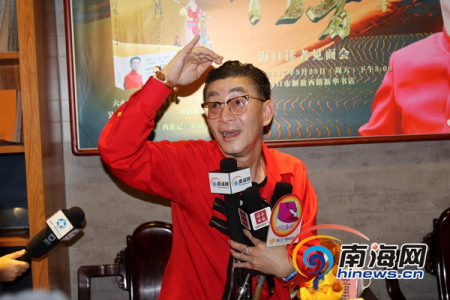 我國著名表演藝術(shù)家六小齡童演繹如何把孫悟空演的傳神。記者 陳望 攝
