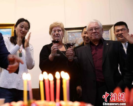 中國(guó)觀眾與76歲俄羅斯畫(huà)家一起慶祝生日 王舒 攝 中國(guó)觀眾與76歲俄羅斯畫(huà)家一起慶祝生日 王舒 攝