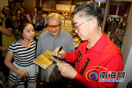 我國著名表演藝術(shù)家六小齡童給海南一名老人簽名。記者 陳望 攝