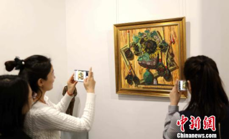 觀眾正在觀展 王舒 攝 觀眾正在觀展 王舒 攝
