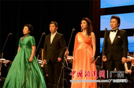 廣東音樂界著名歌唱家崔崢嶸、楊巖、劉穎、吳哲銘(從左至右)擔(dān)綱主唱