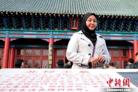 3月28日，蘇祿王后裔杰賽爾·基拉姆公主等一行來到山東德州蘇祿王墓，紀(jì)念先祖來華友好交往600周年?！×籂?攝