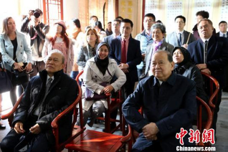 菲律賓總統(tǒng)特使、上好佳集團(tuán)榮譽(yù)董事長施恭旗、菲律賓巴拉望省省長阿爾瓦雷斯、蘇祿王后裔杰賽爾·基拉姆公主等一行28日來到山東德州蘇祿王墓，紀(jì)念先祖來華友好交往600周年?！×籂?攝