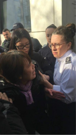 圖為死者家屬在19區(qū)警察局門口哭訴?？追?攝（圖片來源：歐洲時(shí)報(bào)）