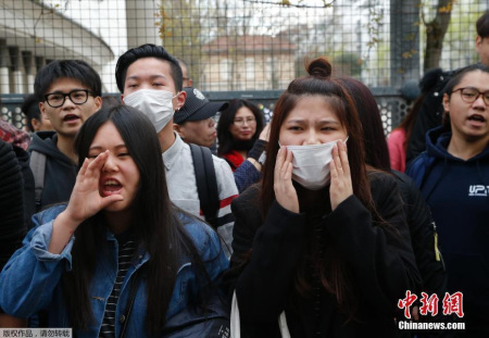 資料圖：圖為當(dāng)?shù)貢r(shí)間28日，在法國(guó)巴黎的亞裔民眾在巴黎警察局門(mén)外與法國(guó)防暴警察對(duì)持。