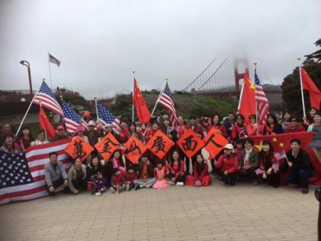 舊金山廣西籍華人華僑在金門大橋下慶祝壯族節(jié)日“三月三”。(美國《世界日?qǐng)?bào)》