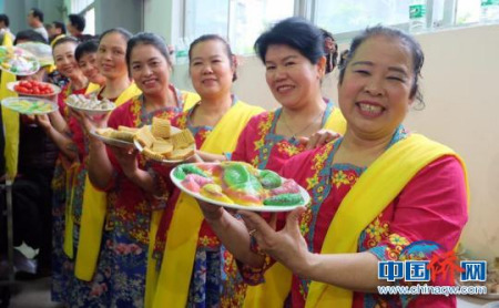 圖為桂林華僑旅游經(jīng)濟(jì)區(qū)歸僑僑眷迎接“三月三”，親手制作華僑東南亞美食。（朱瀅 攝）