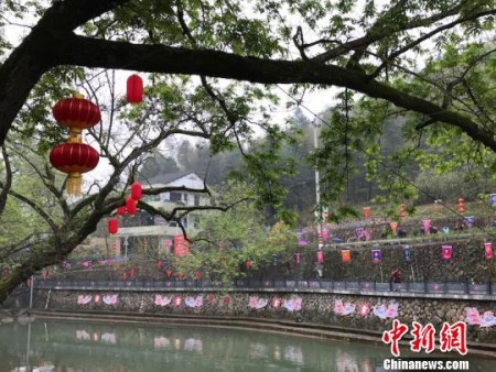 平陽青街充滿濃厚畬鄉(xiāng)風(fēng)情 李婷婷 攝 平陽青街充滿濃厚畬鄉(xiāng)風(fēng)情 李婷婷 攝