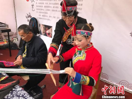 平陽青街幾位畬民在編織彩帶 李婷婷 攝 平陽青街幾位畬民在編織彩帶 李婷婷 攝