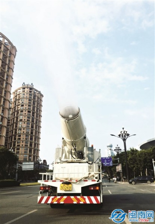 造價(jià)90萬(wàn)的多功能抑塵車(chē)。