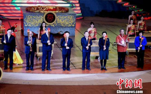 圖為與會嘉賓為2017海峽兩岸各民族歡度“三月三”節(jié)暨福建省第六屆“三月三”畬族文化節(jié)、第十屆海峽兩岸少數(shù)民族豐收節(jié)開幕式點(diǎn)燃火炬。　劉可耕 攝
