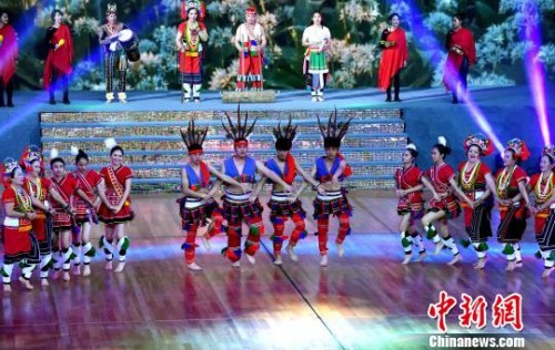 圖為來自臺灣花蓮的原鄉(xiāng)舞蹈團(tuán)在開幕式上表演舞蹈?！⒖筛?攝