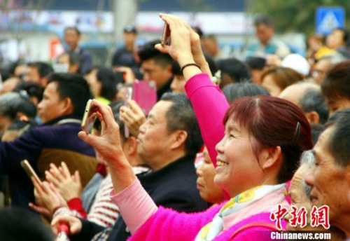 圖為觀看山歌邀請賽的觀眾?！≈炝?攝