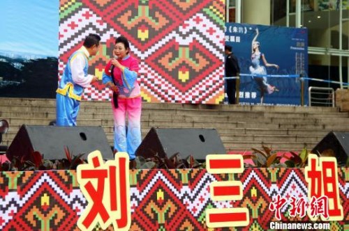 圖為原生態(tài)男女對唱《割到禾米供老爺》?！≈炝?攝