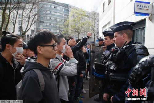 巴黎亞裔民眾在巴黎警察局外遇法國防爆警察對峙。
