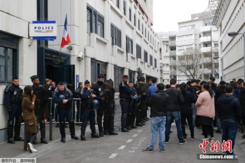 巴黎警察指責示威者暴力對抗，而華人則指責警察暴力執(zhí)法。
