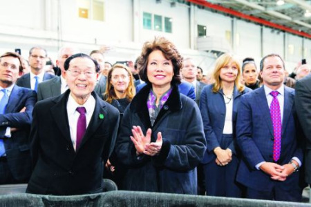趙小蘭與其父趙錫成日前在位于密西根州的全美車流研測中心聆聽總統(tǒng)特朗普的演講。（美國《僑報》援引美聯(lián)社）