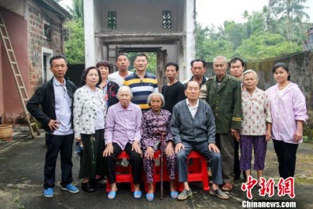 圖為丘秀芷展示先生符兆祥的家譜?！￡P(guān)向東　攝