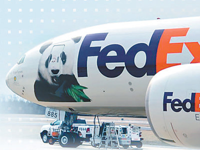 2月21日，熊貓“寶寶”搭乘FedEx為它免費(fèi)提供的專機(jī)飛往中國(guó)。 　　 高 石攝