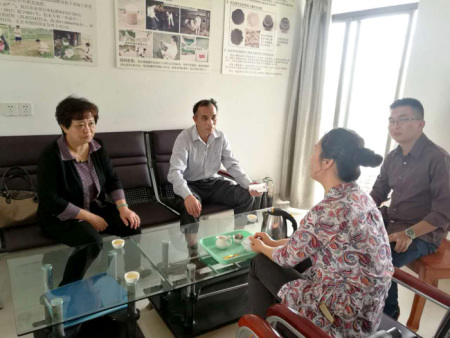 ?？谑袃S聯(lián)主席林玉嬌與僑資僑屬企業(yè)負(fù)責(zé)人交談。
