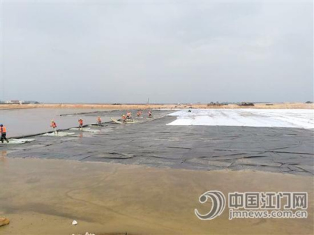高新區(qū)公共碼頭正在緊張施工中。莊英業(yè)/攝