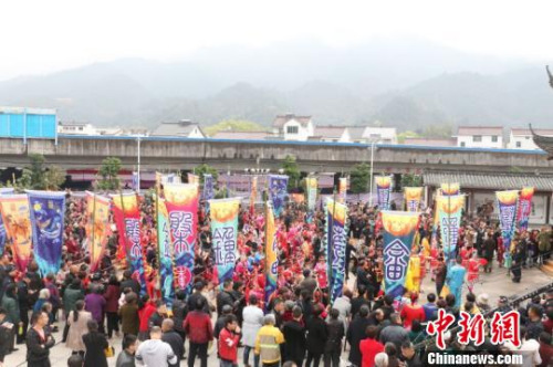 浙江蓮都畬家嘉年華歡鬧三月三 蓮都區(qū)委宣傳部 攝 浙江蓮都畬家嘉年華歡鬧三月三 蓮都區(qū)委宣傳部 攝