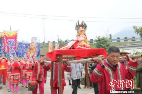 浙江蓮都畬家嘉年華歡鬧三月三 蓮都區(qū)委宣傳部 攝 浙江蓮都畬家嘉年華歡鬧三月三 蓮都區(qū)委宣傳部 攝