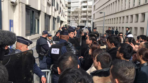 28日，華人自發(fā)聚集在巴黎19區(qū)警局門前抗議。(《歐洲時(shí)報(bào)》/黃冠杰 攝)